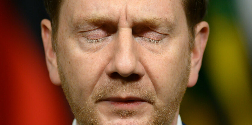 Kurze Pause: Sachsens Ministerpräsident Michael Kretschmer schließt die Augen