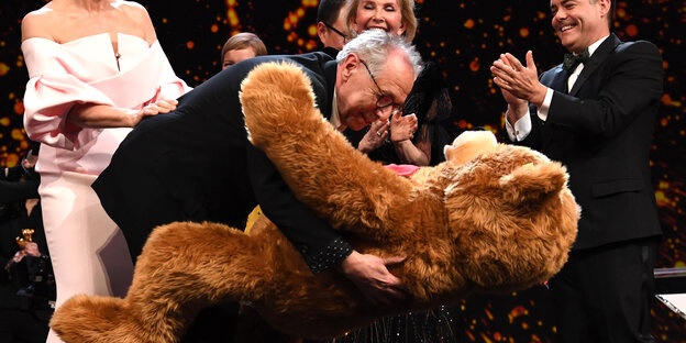 Dieter Kosslick tanzt bei der Berlinal mit einem großen Plüschbären