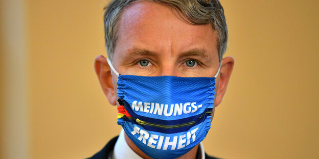 Der Thüringer AfD-Chef Björn Höcke trägt eine Maske mit der Aufschrift "Meinungsfreiheit"