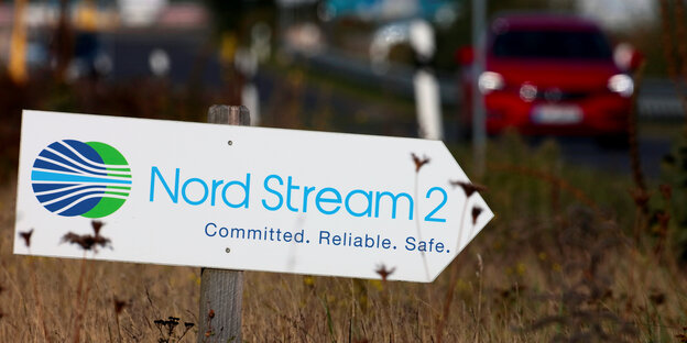 ein Schild mit der Aufschrift Nord Stream 2 zeigt nach rechts