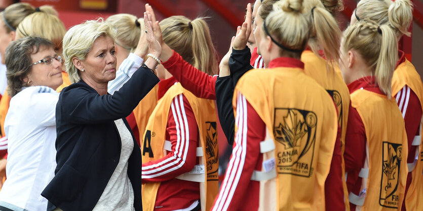 Ulrike Ballweg, Silvia Neid und ihre Spielerinnen