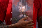 Ein Anhäner der NLD Partei hält ein Foto der Parteichefin Aung San Suu Kyi hinter Gittern in der Hand - das Foto entstand vor der Botschaft Myanmars in Bangkok