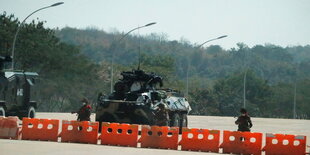 Soldaten bewachen einen Militärkontrollpunkt in Myanmar auf dem Weg zum Kongressgelände in Naypyitaw, Myanmar.