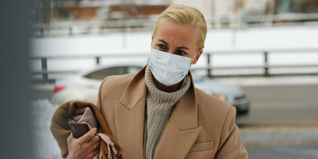 Frau mit Mund-Nasenschutz