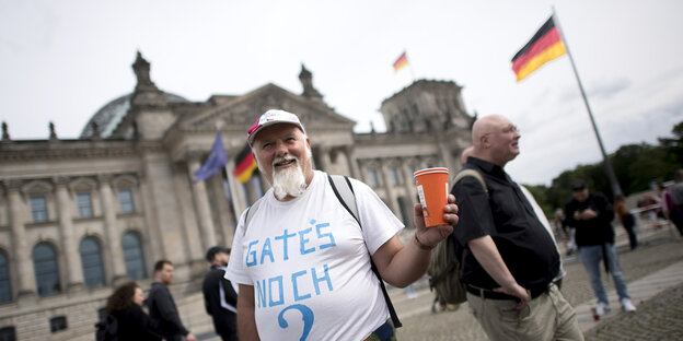 Demonstration und Kundgebung gegen die Coronamassnahmen und die Beschraenkungen zur Coronakrise vor dem Deutschen Reichstagin Berlin - Ein Demonstrant traegt ein T-shirt mit der Aufschrift " Gates Noch ? "