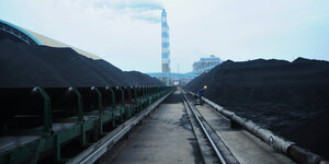 Kohle wird in der Nähe eines Kohlekraftwerks in Yangzhou, China gelagert