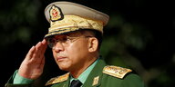 Myanmars Armeechef Min Aung Hlaing salutiert