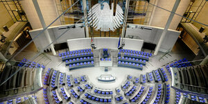 : Blick in den Plenarsaal des Bundestags im Reichstagsgebäude von oben