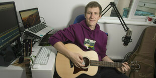 Postbote Nathan Evans mit Gitarre und PC