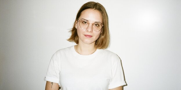 Autorin Eva Reisinger in weißem T-Shirt