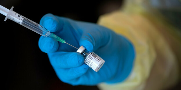 Eine Spritze, mit welcher dem ersten Probanden, einer jungen Frau, ein möglicher Wirkstoff gegen das Coronavirus gespritzt worden ist, liegt auf einer Transportbox. Der Wirkstoff kommt von der Tübinger Firma Curevac und wurde heute am Institut für Tropenm