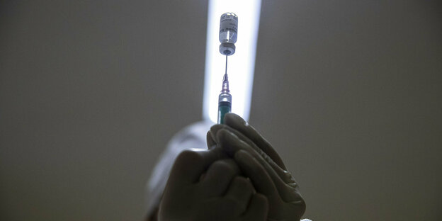 Ein Medizinischer Mitarbeiter bereitet eine Spritze mit dem Impfstoff Sputnik V vor