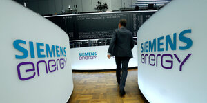 An den Arbeitsplätzen der Frankfurter Wertpapierhändler ist der Schriftzug "Siemens Energy" angebracht worden