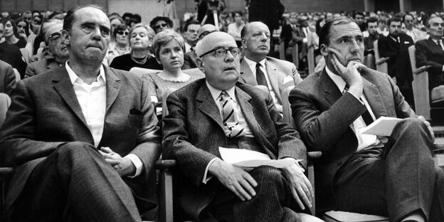 Der Schriftsteller Heinrich Böll, der Soziologie-Professor Theodor Adorno und der Verleger Siegfried Unseld hören am 28.5.1968 bei einer Veranstaltung gegen die Notstandsgesetzgebung im Großen Sendesaal des Hessischen Rundfunks in Frankfurt am Main