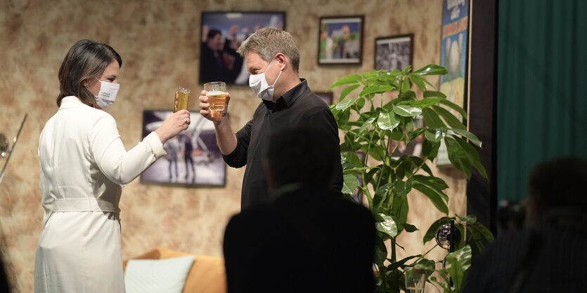 Annalena Baerbock und Robert Habeck stoßen mit Bier an