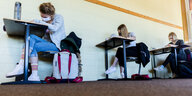 Schülerinnen des Abiturjahrgangs 2020 sitzen in ihrem Kursraum im Joseph-König-Gymnasium im prüfungsvorbereitenden Unterricht