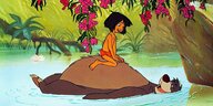 Balu der Bär schwimmt im Wasser und Mowgli sitzt auf seinem dicken Bauch