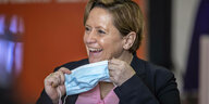 Susanne Eisenmann lacht und nimmt ihre Mundschutzmaske vom Gesicht