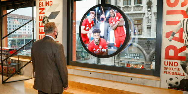 Museum des FC Bayern München, Karl-Heinz Rummenigge schaut auf eine Tafel