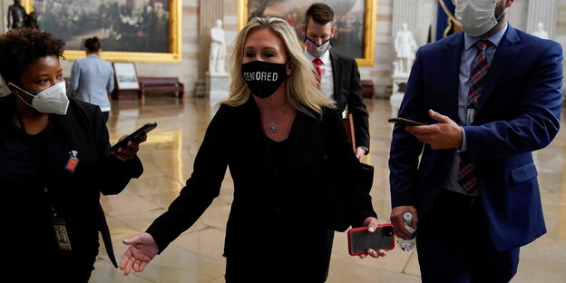 Marjorie Taylor Greene im US Kapitol - ihr Mund-Nasenschutz trägt die Aufschrift "Censored"