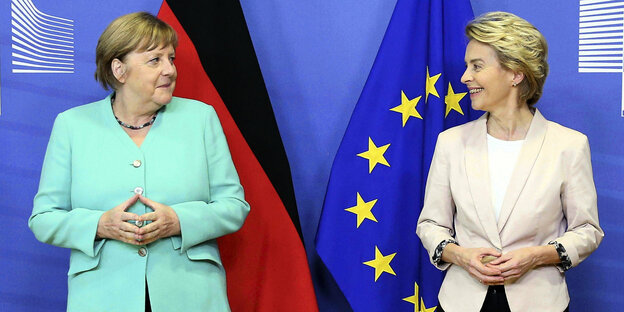 Anela Merkel und Urusla von der Leyen in blauem EU Ambiente