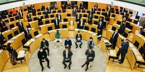 Schweigeminute im hessischen Landtag (Wiesbaden): Die Angehörigen und Überlebenden des Anschlags sitzen in der Mitte des Landtags. Die Abgeordneten stehen an ihren Plätzen