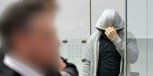 Der Angeklagte Abu Walaa am 28. Januar im Gerichsaal zieht sich die Kapuze seines Pullovers tief ins Gesicht