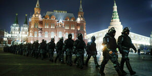 Polizisten marschieren über den Roten Platz