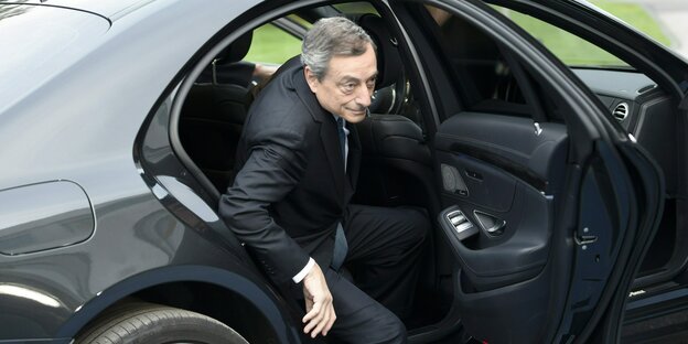 Mario Draghi steigt aus einem schwarzen Auto aus