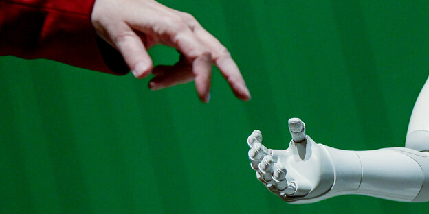 Eine Hand und eine Roboterhand