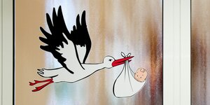 Eine Zeichnung von einem Storch mit Baby an der Eingangstür zu einem Kreißsaal