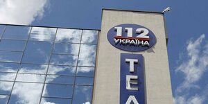 In der Fassade des Fernsehsenders 112.ua spiegeln sich Woklen - das Logo ist am Gebäude angebracht