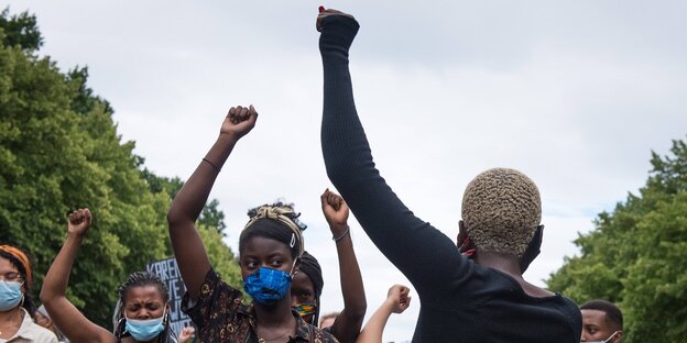 Demonstranten und Demonstrantinnen der Black-Lives-Matter-Bewegung recken ihre Fäuste