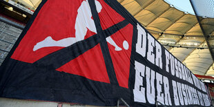 Ein von Fans im leeren Stadion aufgehängtes Transparent