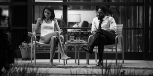 Malcolm (John David Washington) und Marie (Zendaya) sitzen auf der Terrasse vor ihrem Haus.