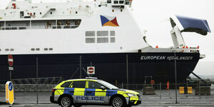 Eine Polizeistreife vor einem Fährschiff.