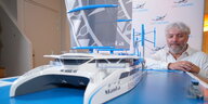 Der Schweizer Skipper Yvan Bourgnon mit einem Modell des geplanten Ökoschiffs "Manta"