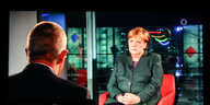 Angela Merkel in einem Fernsehstudio der ARD