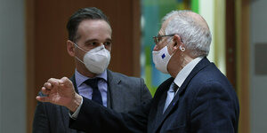 Der EU-Außenbeauftragte Josep Borrell spricht am 25. Januar mit dem deutschen Außenminister Heiko Maas - beide tragen Mund-Nasenschutz