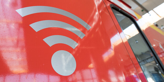 Ein WLAN-Logo auf einem roten Zug