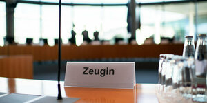 Ein Namensschild mit der Aufschrift «Zeugin» steht zu Beginn der öffentlichen Zeugenvernehmung im Amri-Untersuchungsausschuss im Deutschen Bundestag.