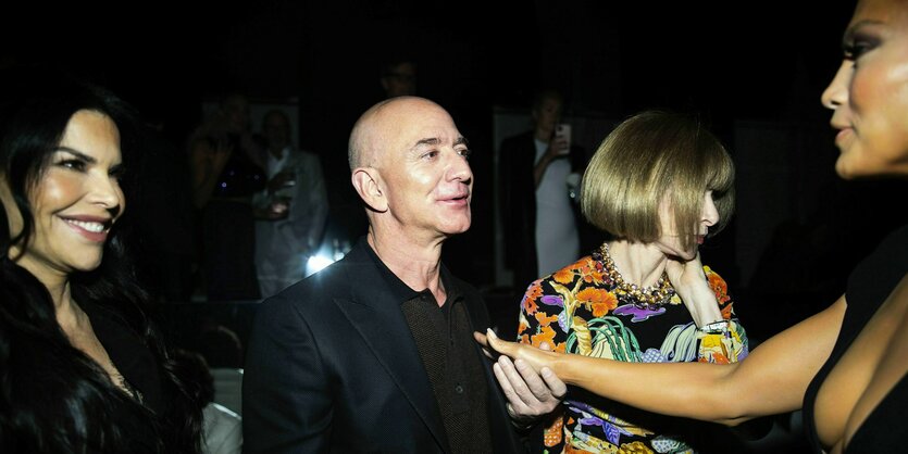 Jeff Bezos begrüsst Jennifer Lopes, neben ihm seine Freundin und Anna Wintur