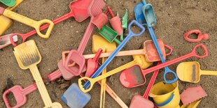 Kinderschaufeln liegen im Sand