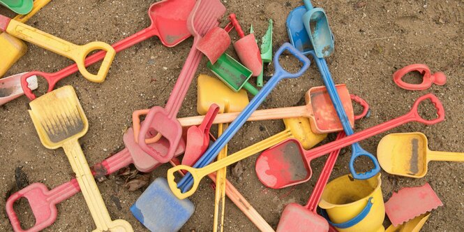 Kinderschaufeln liegen im Sand