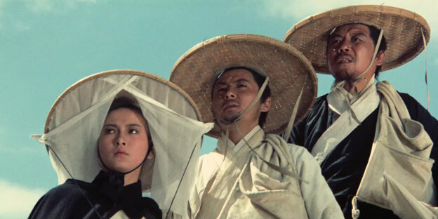 Szene aus dem Wuxia-Film "A Touch of Zen": Drei Reisende blicken in die Ferne