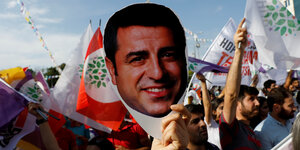 Demonstranten halten ein Foto von Selahattin Demirtaş in die Höhe