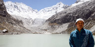 Der Bergführer Saúl Luciano Lliuya steht vor dem Palcaraju-Gletscher in Peru