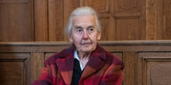 Holocaust-Leugnerin Ursula Haverbeck sitzt vor Beginn ihres Prozesses wegen Volksverhetzung in einem Gerichtssaal.