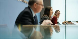 Alena Buyx ,Vorsitzende Deutscher Ethikrat, Sigrid Graumann, Sprecherin der AG Pandemie des Deutschen Ethikrates, und Volker Lipp, Stellvertretender Vorsitzender des Deutschen Ethikrates, bei einer Pressekonferenz