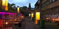 Blick auf den leeren Hof des Leipziger IfZ in der Abenddämmerung